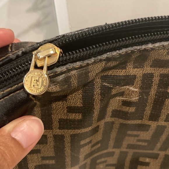 🌊Vintage 100% Authentic Fendi Crossbody Bag🌊 - Picture 7 of 11